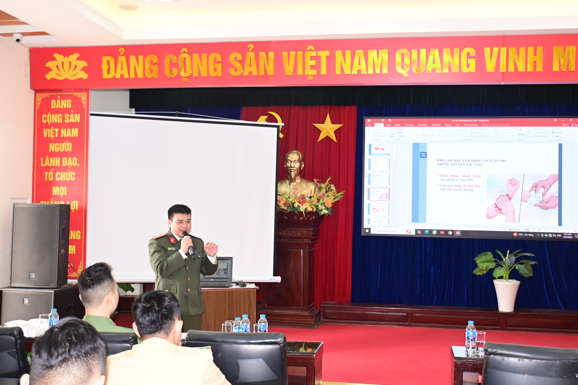 Tập huấn kỹ năng giải quyết tình huống cho hơn 100 đoàn viên thanh niên Phòng Cảnh sát giao thông